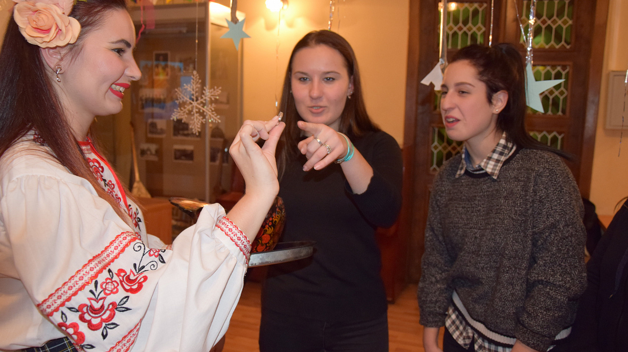 Молодёжный клуб «Оберег» посвятил своё очередное заседание зимним обычаям и традициям славян (6).JPG