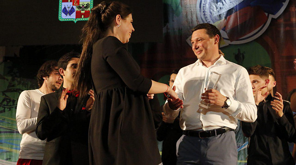 Евгений Первышов вручил победителю Краснодарской лиги КВН сертификат на 200 тыс. руб.