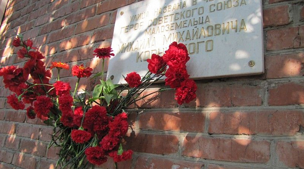 Активисты и учащиеся школ Центрального округа возложили цветы воинам-освободителям