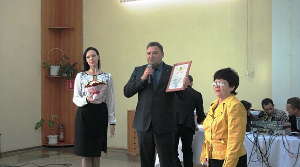 Глава Прикубанского округа Максим Нечитайло наградил лучших педагогов в День учителя