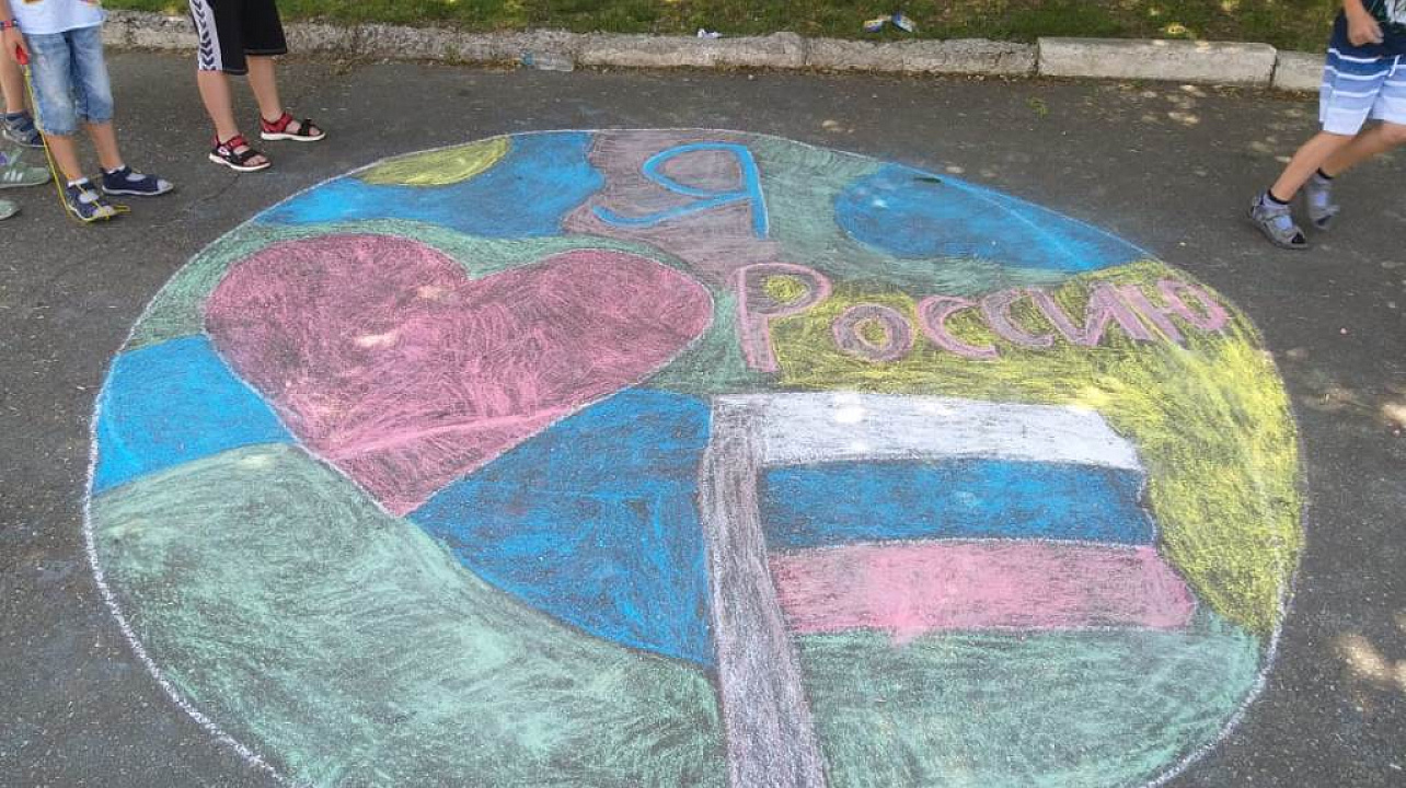 В школах Западного округа отметили День флага России