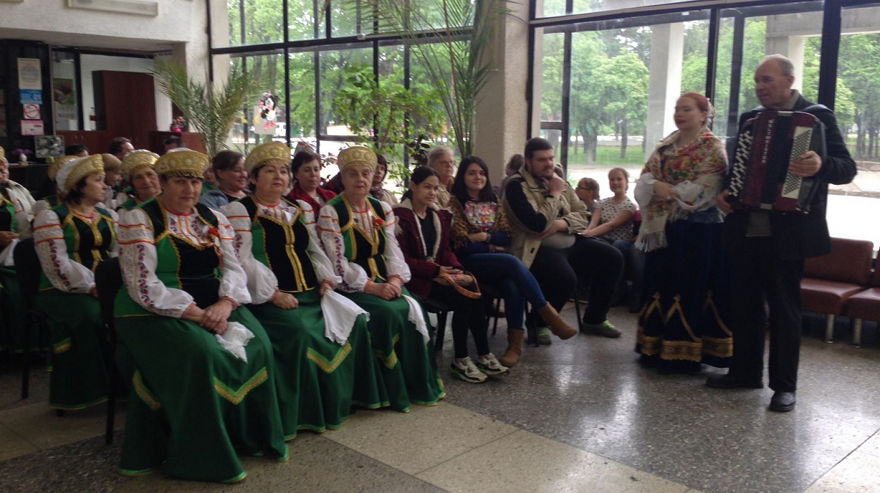 Творческие коллективы Центра культуры и досуга Прикубанского округа дали концерт в честь дня местного самоуправления