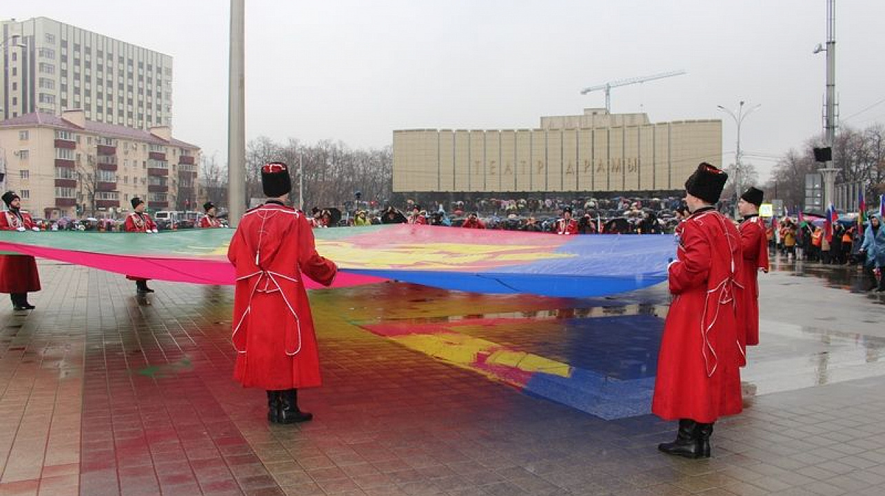 Жители Центрального округа приняли участие в торжественной церемонии, посвященной празднованию 100-летия флага Кубани