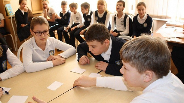 Ребята из гимназии № 23 Западного округа играли в "Военный квест"