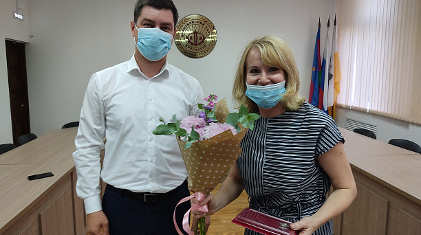 Памятный знак Законодательного Собрания края «За активное участие в территориальном общественном самоуправлении» вручили 20 лучшим общественникам Прикубанского округа