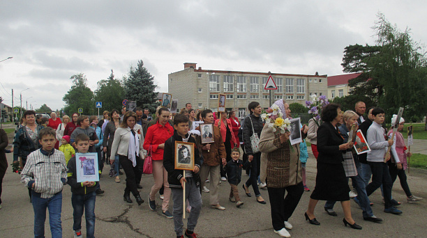 Жителей поселка Лазурного поздравили с Днем Победы