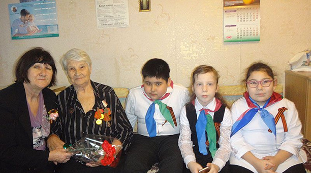 Поздравление ветерана, труженика тыла Надежды Цветковой с Днём Защитника Отечества