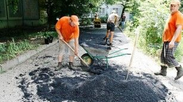 В Прикубанском округе заасфальтируют придомовую территорию возле дома по улице 1 Мая