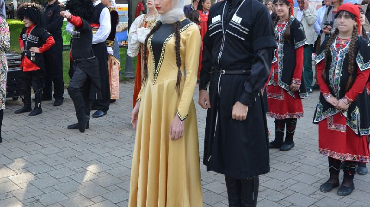 Национально-культурные объединения отметили День города Краснодара, объединившись в традиционном «Хороводе Дружбы».jpg