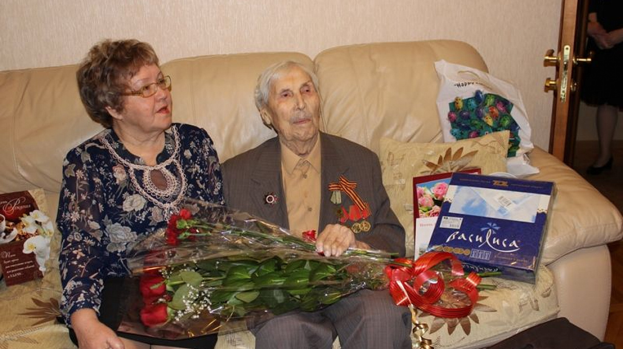 Жителю Центрального округа, ветерану ВОВ Василию Васильевичу Любимову исполнилось 100 лет