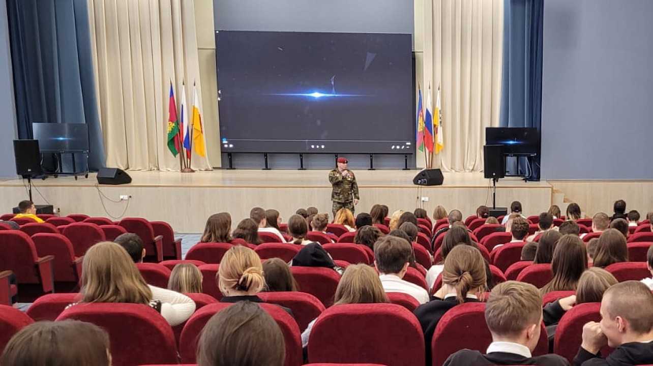 Час памяти «Имя твоё неизвестно, подвиг твой бессмертен» ко «Дню неизвестного солдата» провели в школе № 94 Краснодара 