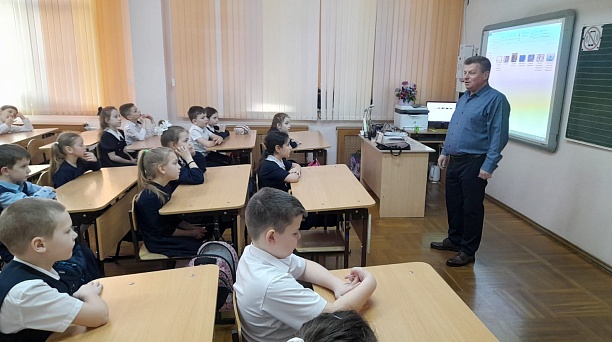 Для школьников Западного округа проводят занятия по пожарной безопасности