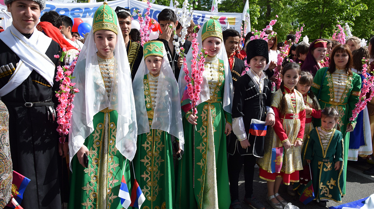 В праздничном шествии, посвящённом Дню Весны и Труда, приняли участие представители национально-куль (5).JPG