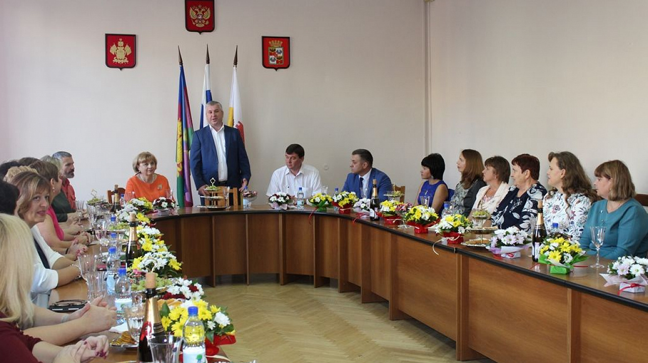 Педагоги Западного округа принимают поздравления с профессиональным праздником