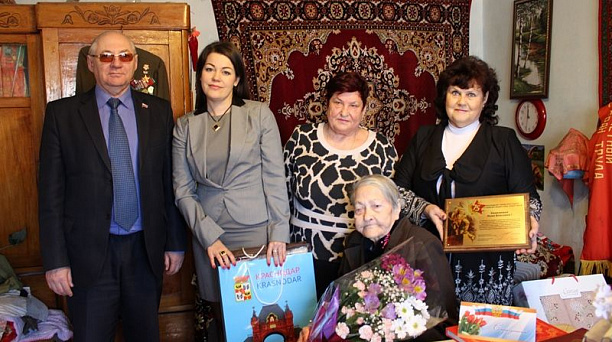 Освободителей Краснодара поздравили на дому