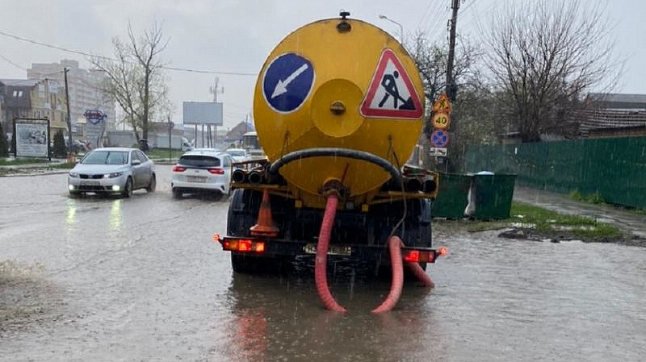 На дорогах Краснодара работает водооткачивающая техника