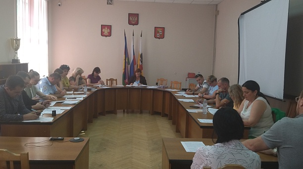 В администрации округа состоялось заседание комиссии по делам несовершеннолетних