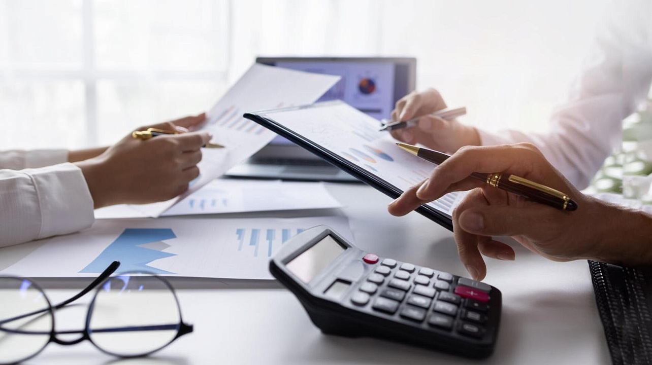 Выплата заработной платы в конвертах – один из наиболее частых способов уклонения от уплаты страховых взносов и НДФЛ 