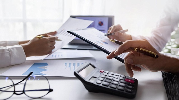 Выплата заработной платы в конвертах – один из частых способов уклонения от уплаты страховых взносов и НДФЛ 