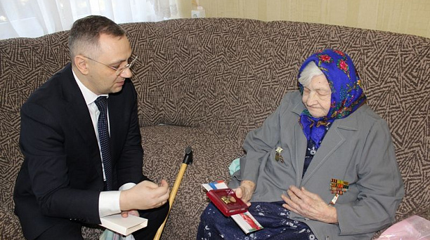 В Центральном округе освободителям и жителям блокадного Ленинграда вручают памятные знаки