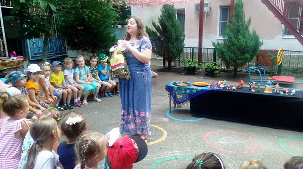 В детском саду Западного округа прошла выездная выставка «Народные игрушки»