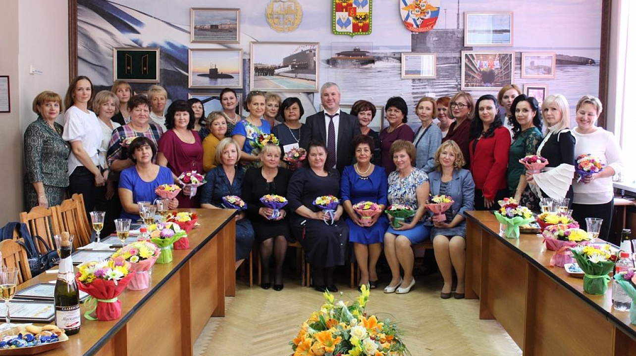 Педагоги Западного округа принимают поздравления с профессиональным праздником