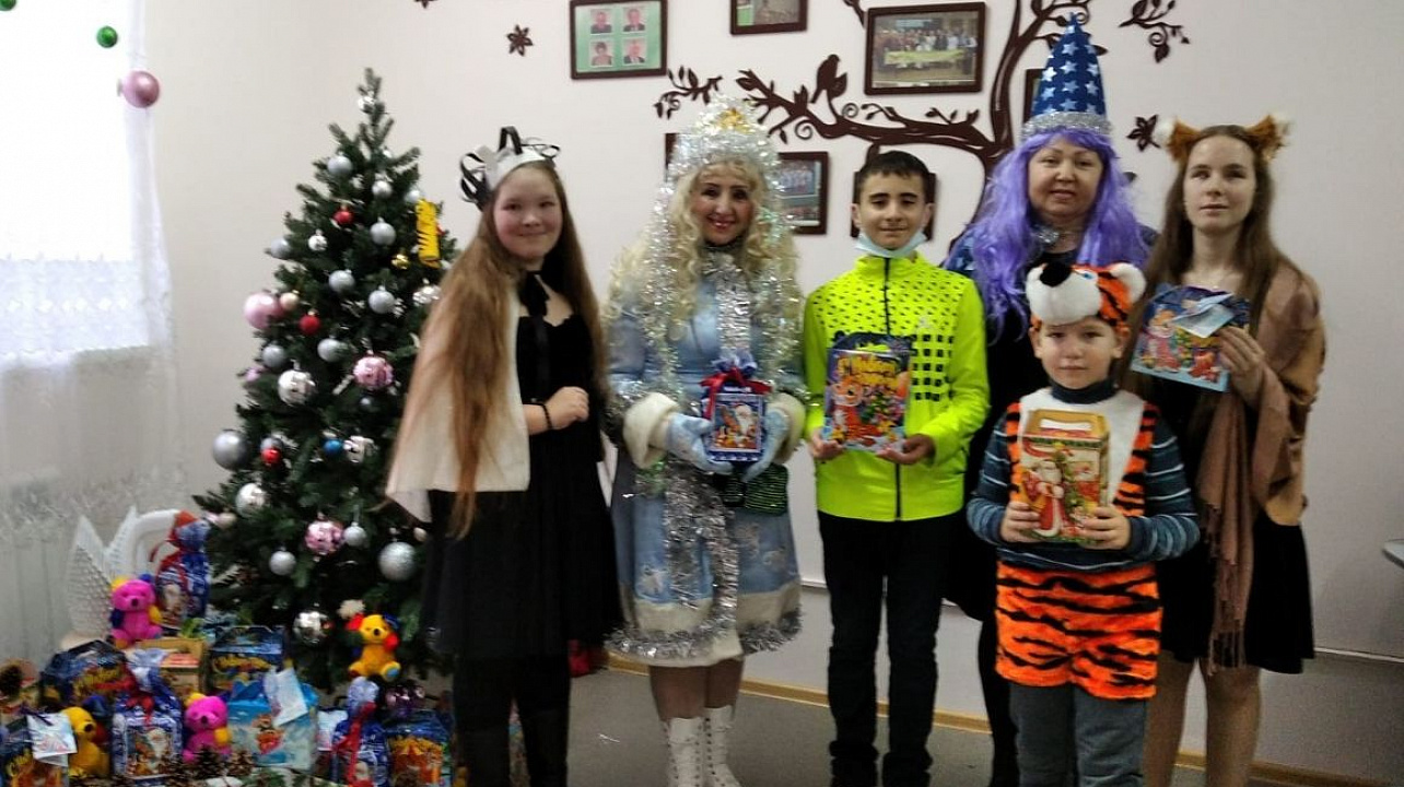 Дед Мороз и Снегурочка поздравили с наступающим Новым годом особенных детей