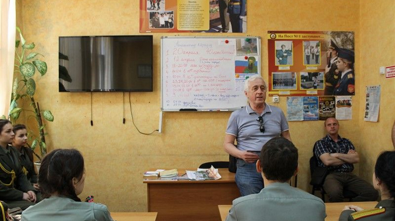 Курсанты поста №1 вспомнили подвиг летчика Александра Покрышкина.jpg