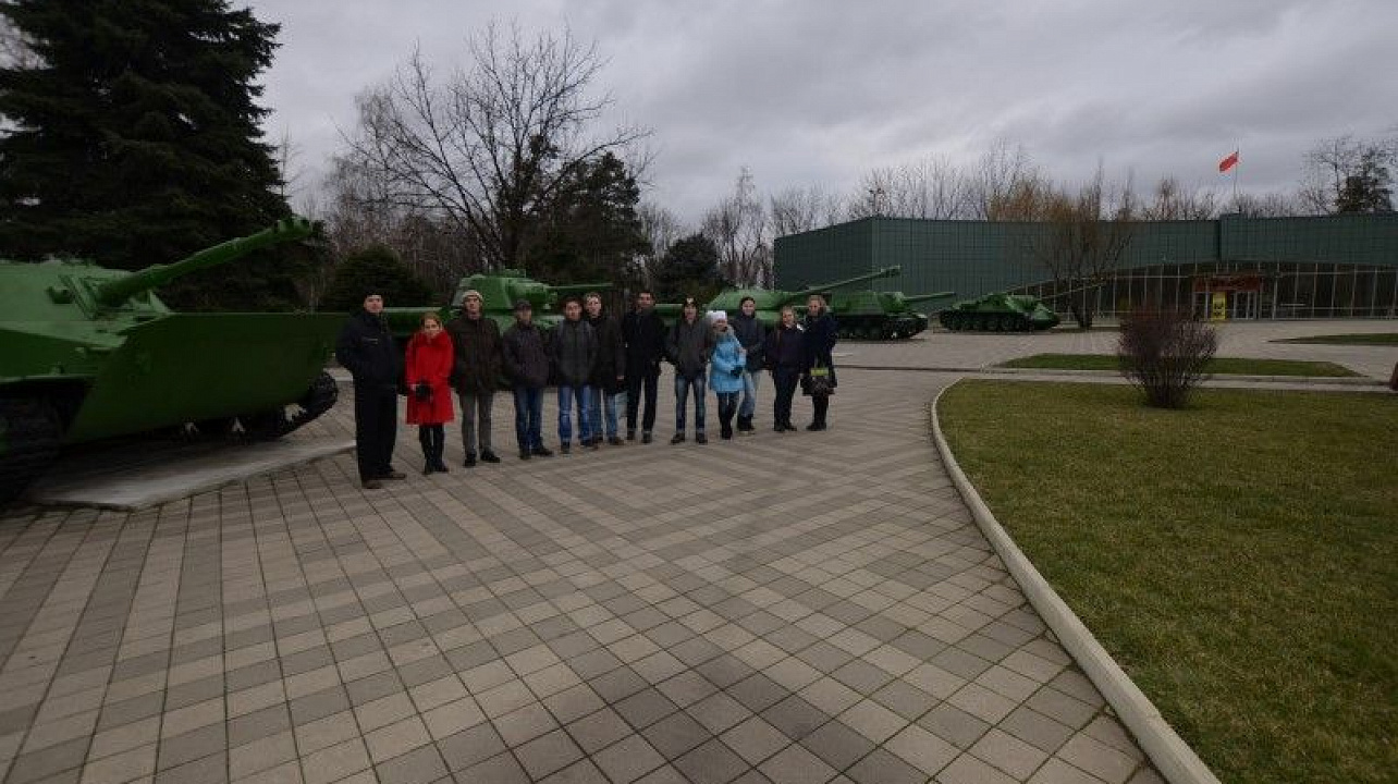 Участники молодёжного клуба «Оберег» посетили  музей военной техники