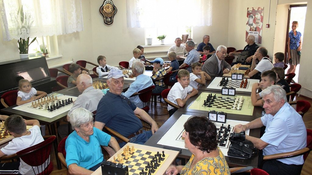 В шахматном клубе «Ход конем» Западного округа прошел «турнир поколений»