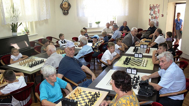 В шахматном клубе «Ход конем» Западного округа прошел «турнир поколений»