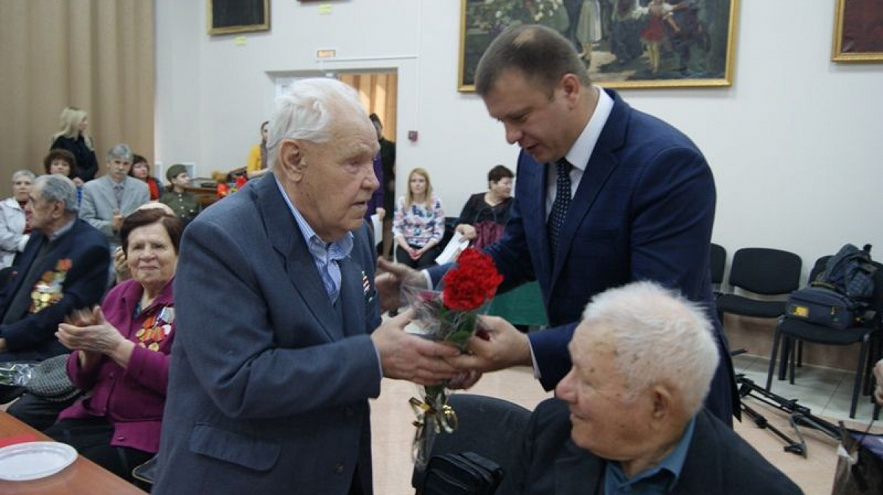 Глава Западного округа  Дмитрий Логвиненко вручил медали ветеранам