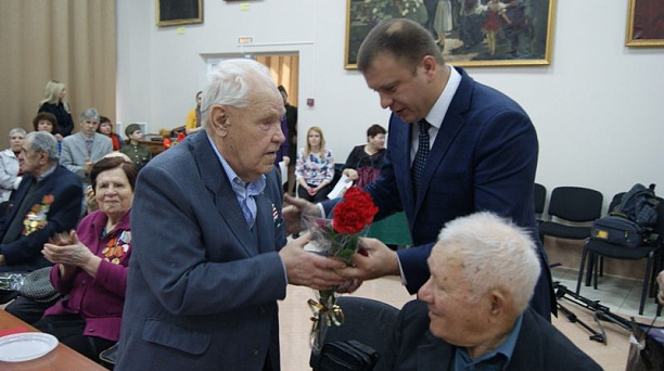 Глава Западного округа  Дмитрий Логвиненко вручил медали ветеранам
