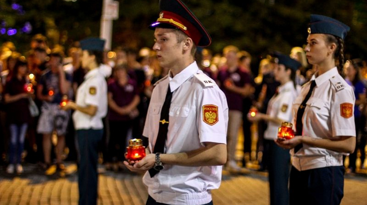 В Краснодаре сотни горожан приняли участие в гражданской акции «Свеча памяти»