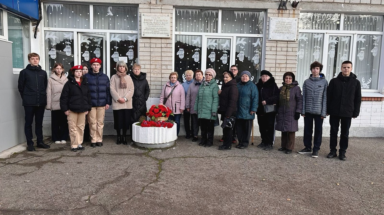 В День Героев Отечества в Прикубанском округе по традиции прошли возложения цветов у памятников воинам Великой Отечественной войны 
