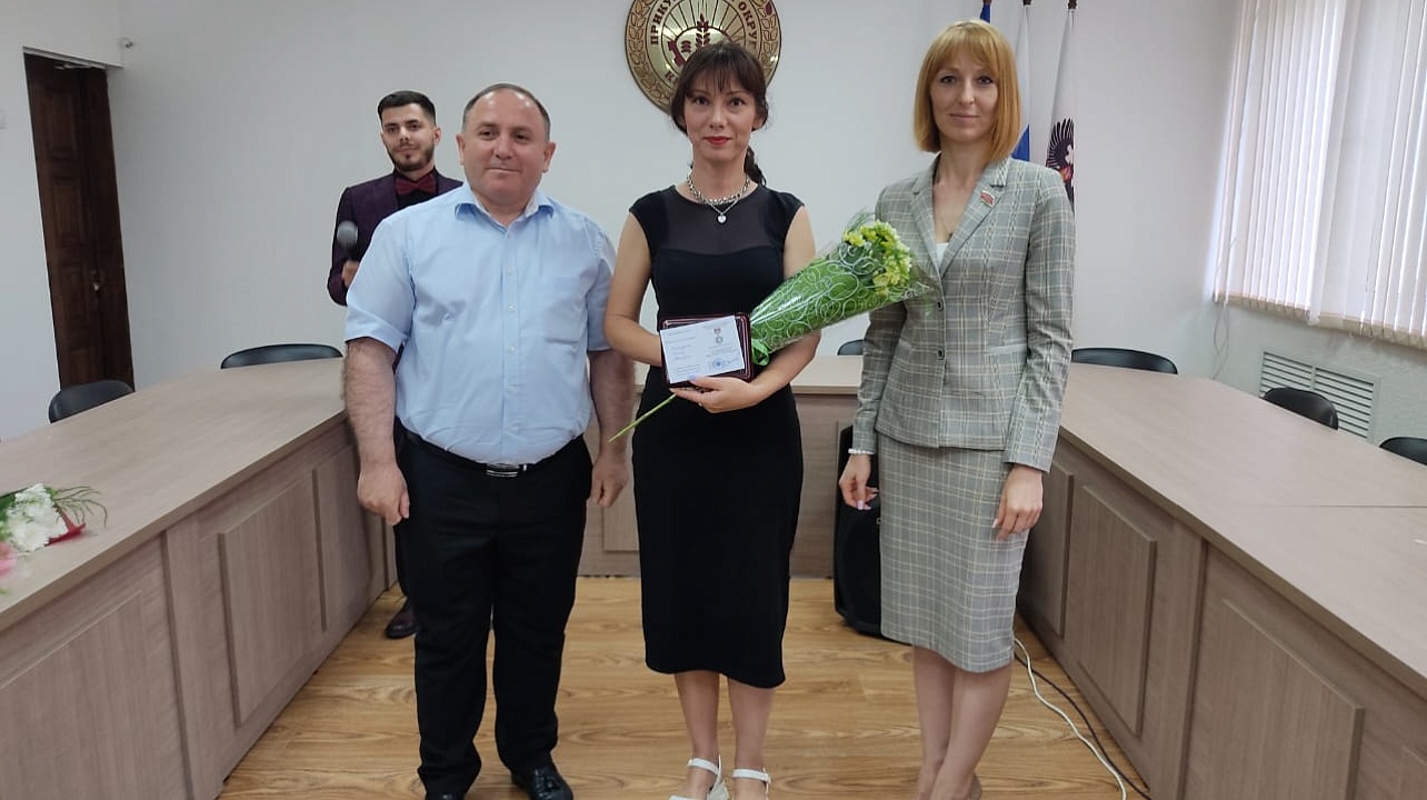 В администрации Прикубанского округа памятными медалями «За активное участие в территориальном общественном самоуправлении» наградили отличившихся общественников