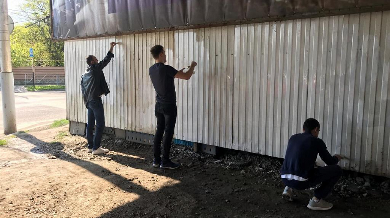 В Западном округе продолжаются работы по благоустройству территории