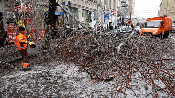 В Центральном округе ликвидируют последствия "ледяного дождя"