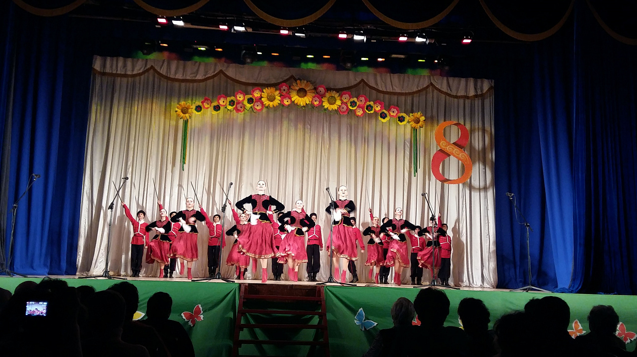 В Доме культуры станицы Елизаветинской поздравили прекрасного пола с Международным женским днём