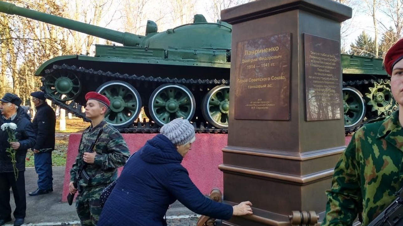 В День Героев Отечества глава администрации Прикубанского округа Александр Журавлев возложил цветы у памятника Александру Покрышкину