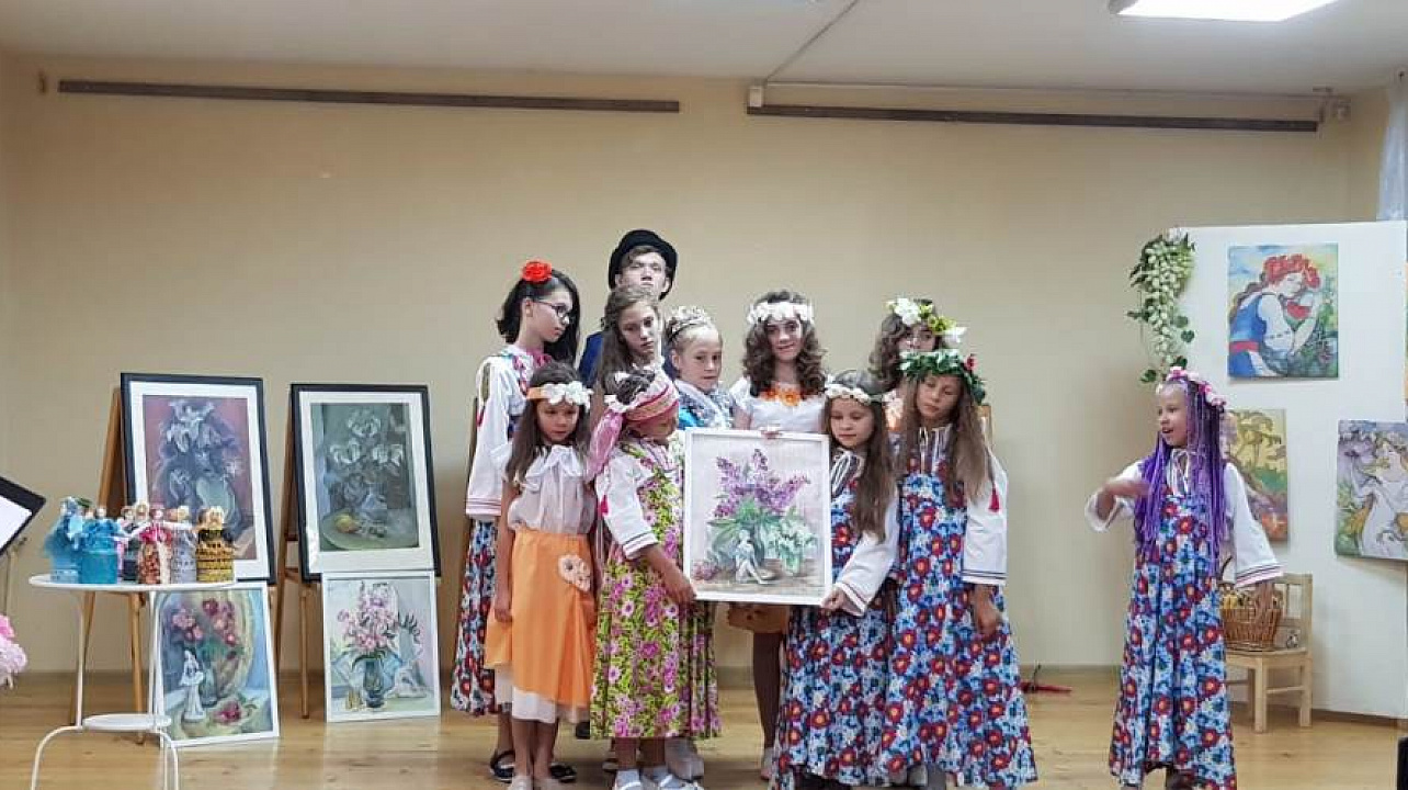 В Доме культуры Западного  округа состоялась выставка «Краски лета»