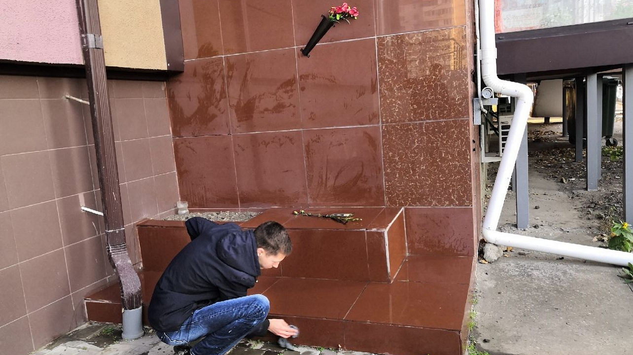 Активисты Молодежного совета Западного округа навели порядок на территории у мемориала