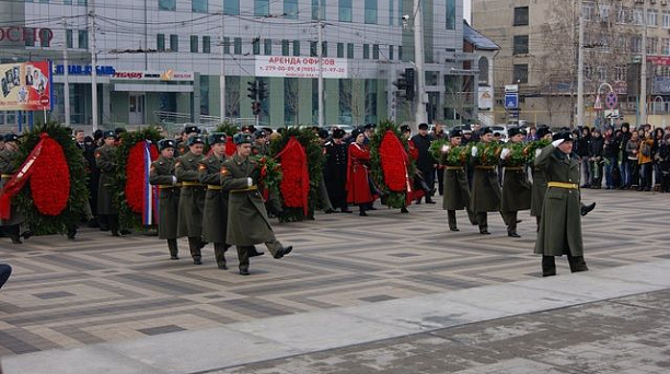 Торжественное возложение венков и цветов к вечному огню