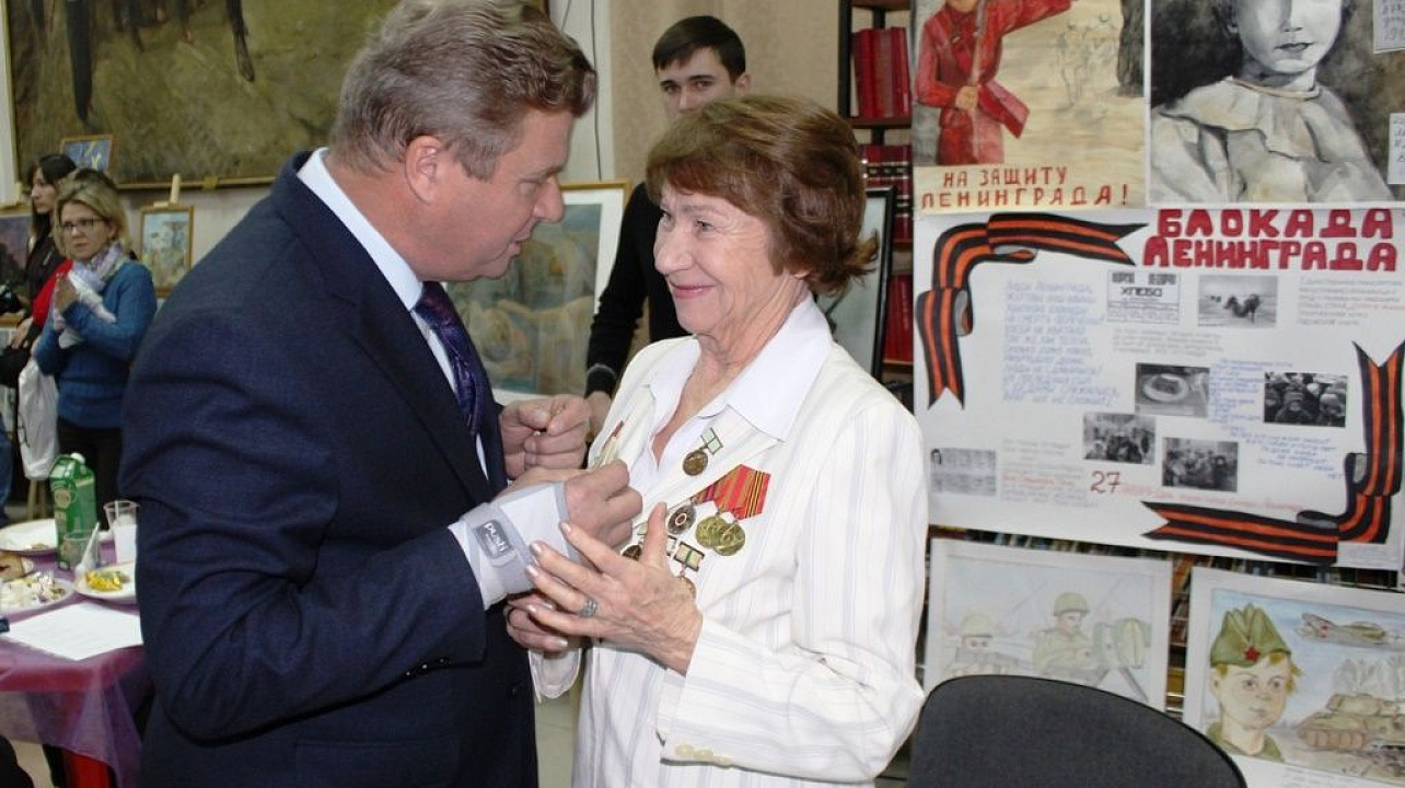 В Западном округе продолжается вручение памятных знаков к годовщине снятия блокады Ленинграда