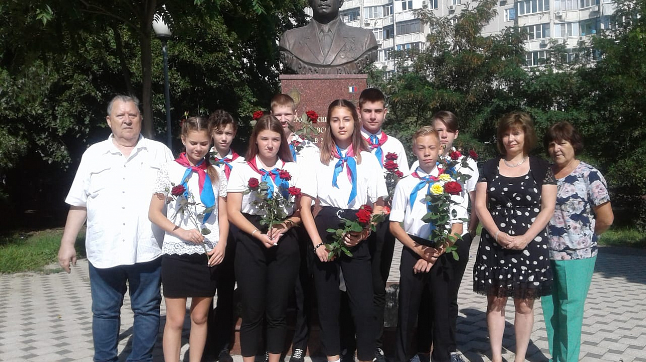 Учащиеся школы № 101 посетили памятник Герою Российской Федерации Вячеславу Михайловичу Евскину