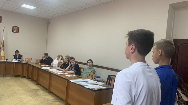 В администрации Западного внутригородского округа состоялось заседание комиссии по делам несовершеннолетних и защите их прав