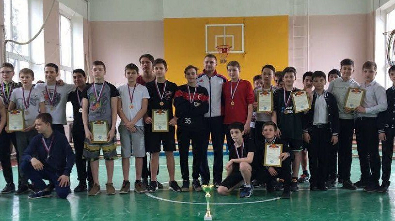 В школе Западного округа прошли соревнования по стритболу