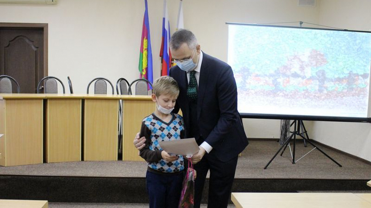 Сегодня в администрации Центрального округа чествовали победителей конкурса рисунков