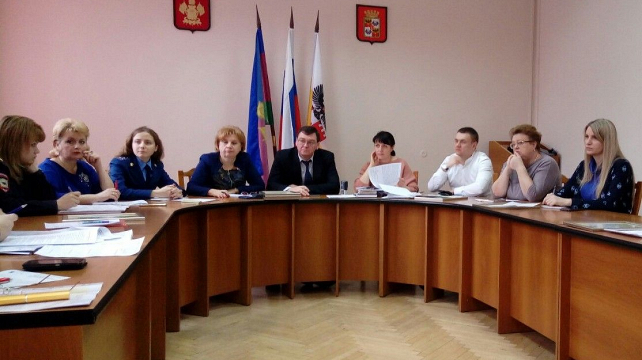 В администрации Западного округа прошло очередное заседание комиссии по делам несовершеннолетних