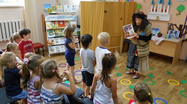 Школьники Центрального округа проводят каникулы с пользой на летней площадке в детской библиотеке им. В.Б. Бакалдина